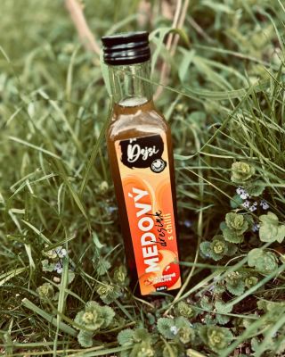 Medový dresink s chilli - kombinace sladkosti a pálivosti, která se hodí k mnoha jídlům, od salátů po grilované pokrmy....