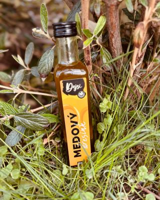 Medový dresink - velmi univerzální, pro svou sladkou, osvěžující chuť. Může se hodit k různým jídlům, ať už pro dochucení...